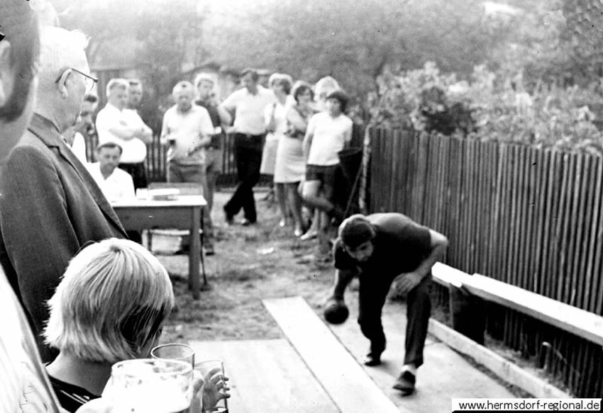 1968 - Kegeln zum Gartenfest in der Kleingartenanlage Schillerstraße. 